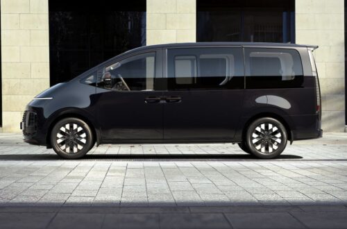 Hyundai_STARIA_lato